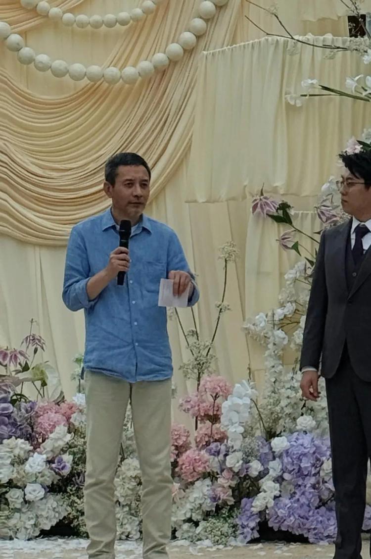 近日，58岁江珊跟二婚老公回老家参加亲戚婚礼，55岁田小洁当主婚人，两人穿着简单