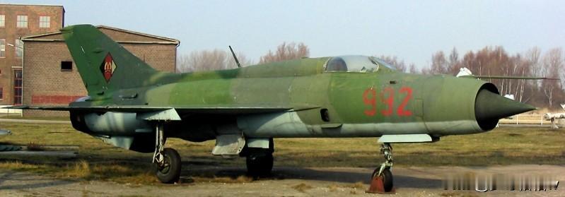 1990年之前，德黑兰为使用和从东柏林进口的米格-21PFM，曾经派遣了12名飞