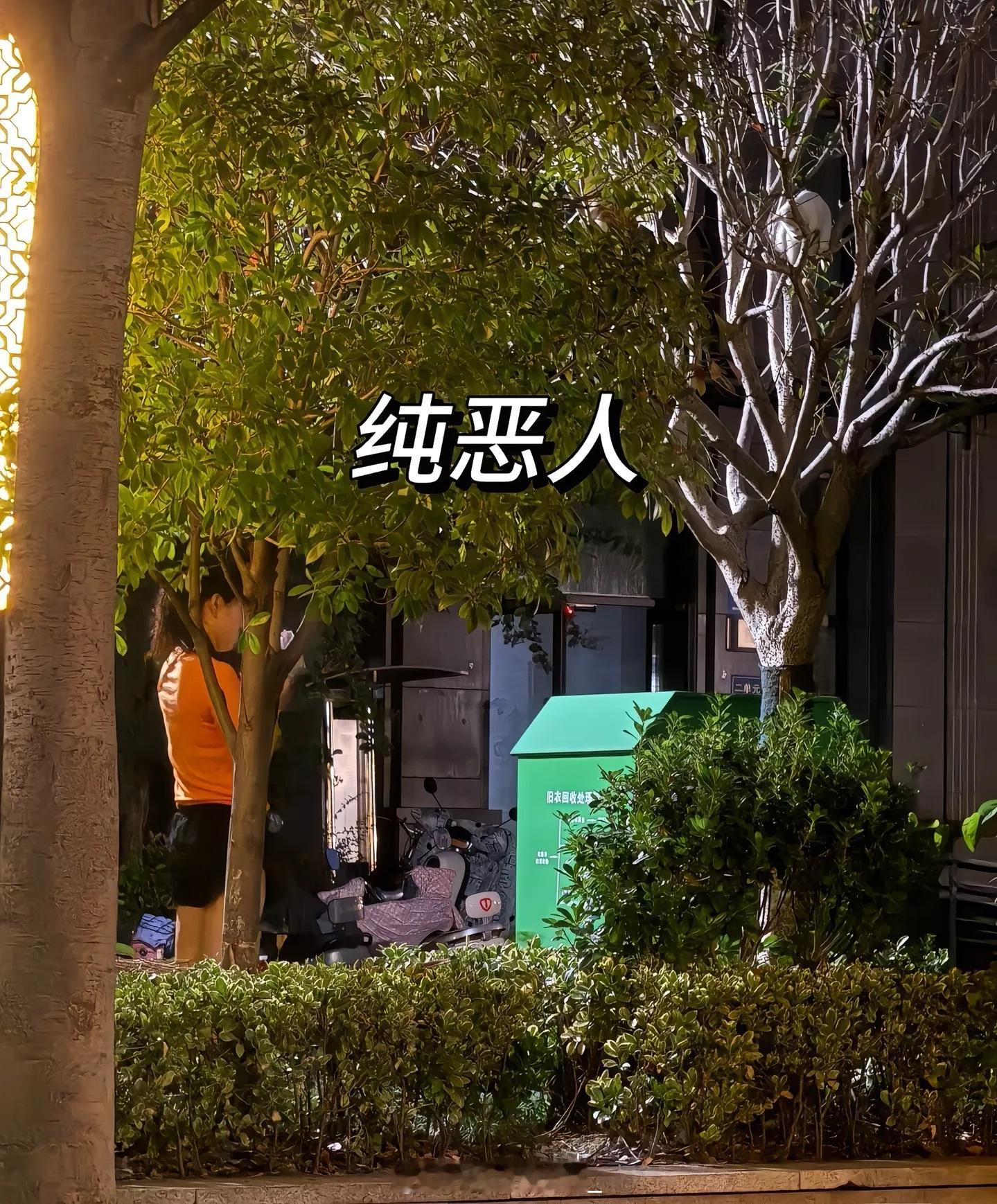 今天真让我见识到人性的恶了原来这世界上真有人不配做人一个女的在小区里面让自家狗咬