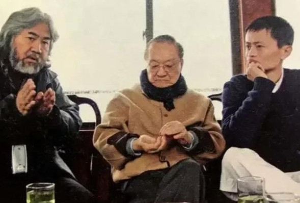 2000年，马云听说张纪中要拍《笑傲江湖》，于是请张纪中吃饭，在饭桌上提了一个请