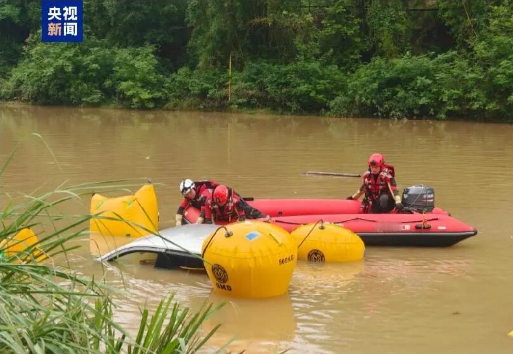 广西皮卡坠河致10人遇难：车快通过桥面时出事，死者大多沾亲带故，平时靠打零工日挣