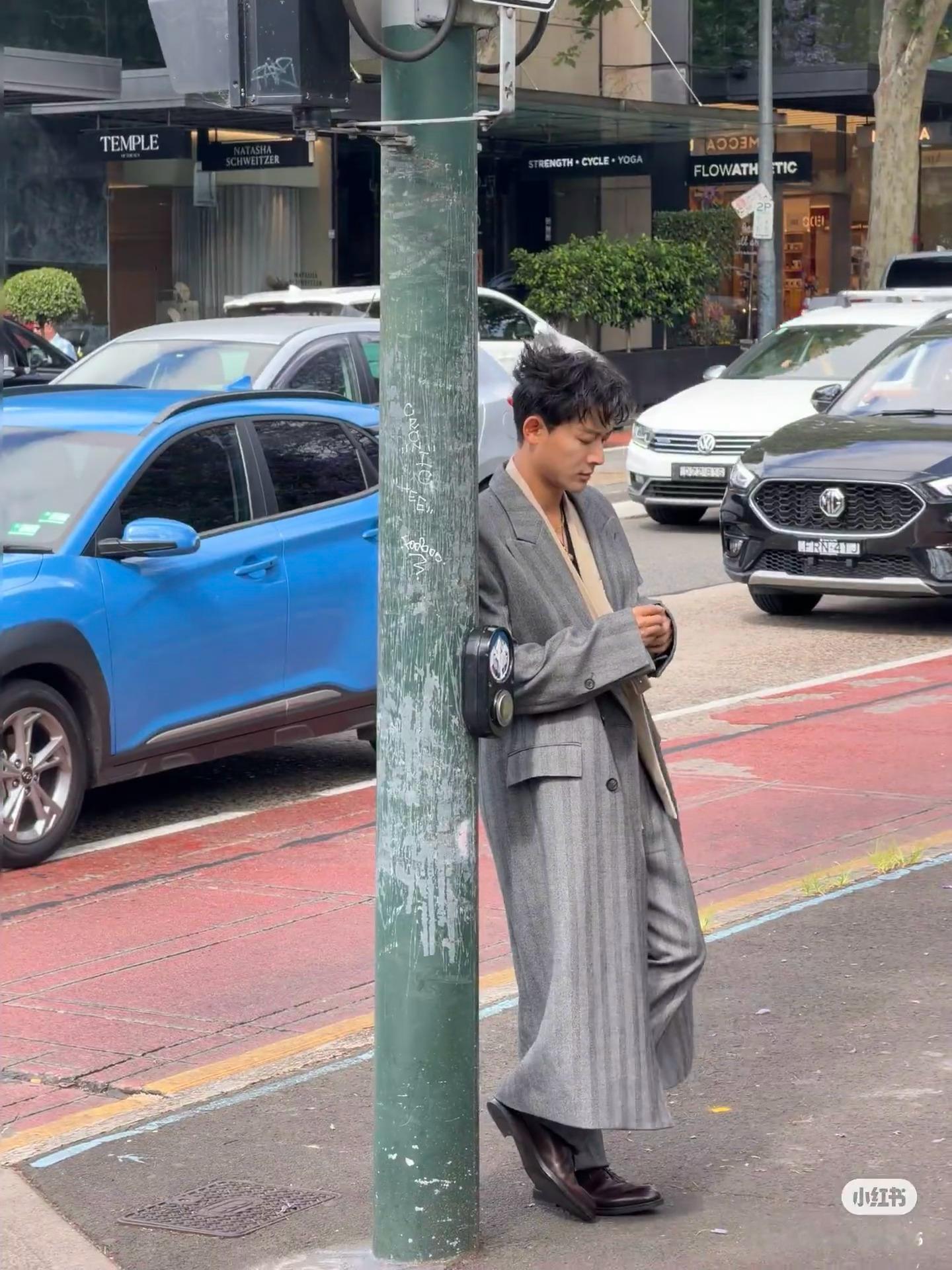 网友悉尼偶遇张晚意这是在拍杂志吗？