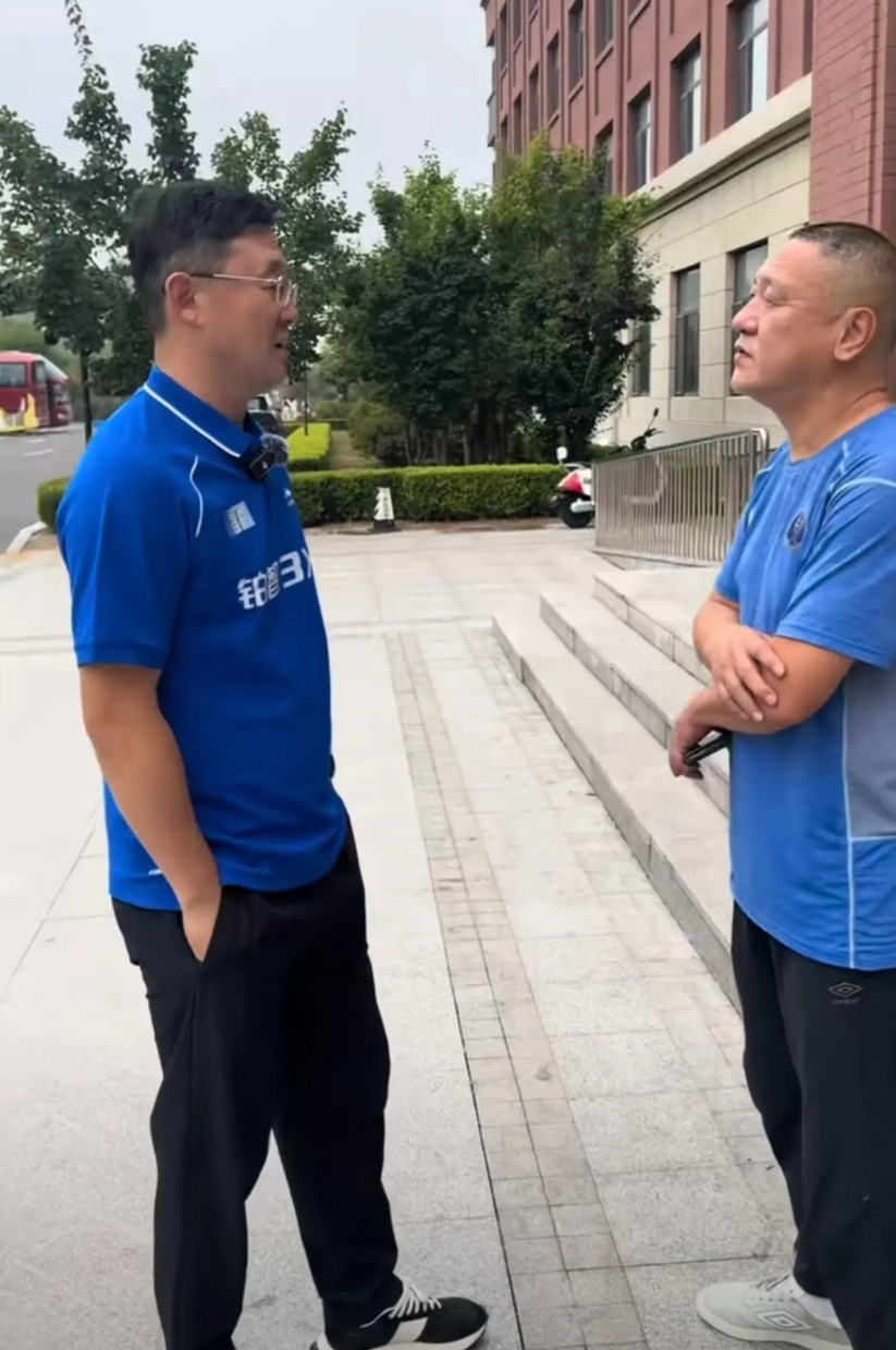 前国足队长马明宇到大连拜访孙继海，两人探讨青训发展的方向孙继海目前在大连是有3