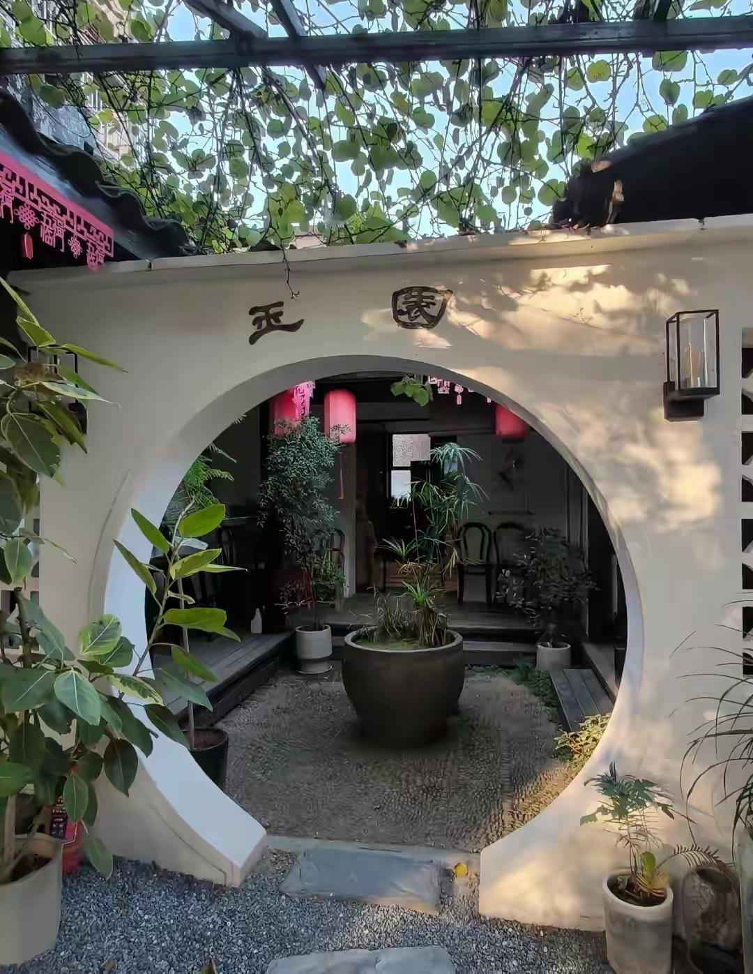 何晴的小院子被曝光，清净雅致，古色古香。这小院子收拾得如她本人一般精致，如今却是