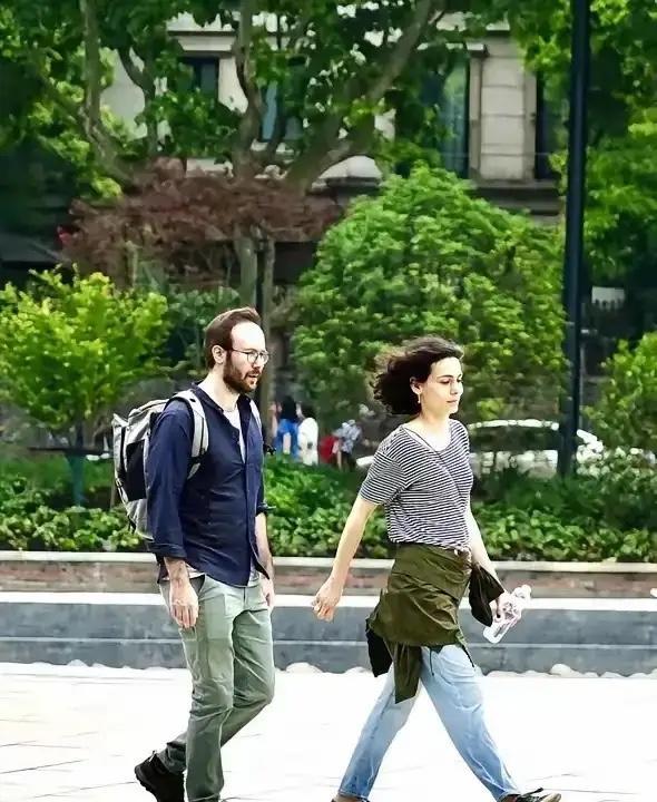 这两天成都宽窄巷子发生了一件事，看得我是又好气又好笑。事情很简单：一对外籍男