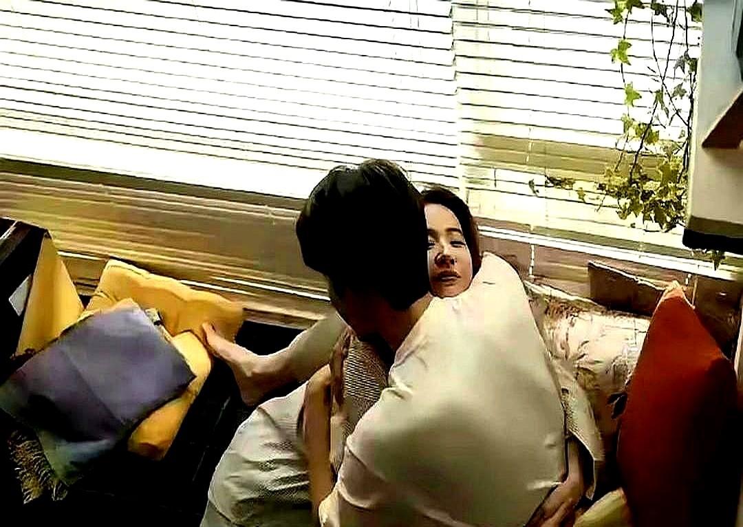 最近《玫瑰的故事》里，刘亦菲和彭冠英的吻戏确实多，前四集就亲了27次，观众看得都