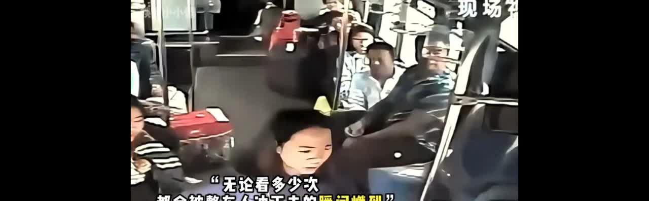 据网友分享，在一辆正在行驶的公交车上，一名读大学的女生突然在车里带着哭腔喊到，我