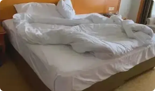 “玩得太花了！”甘肃，2名男子互相当着对方的面儿与同1名女子发生关系，并躺在同一
