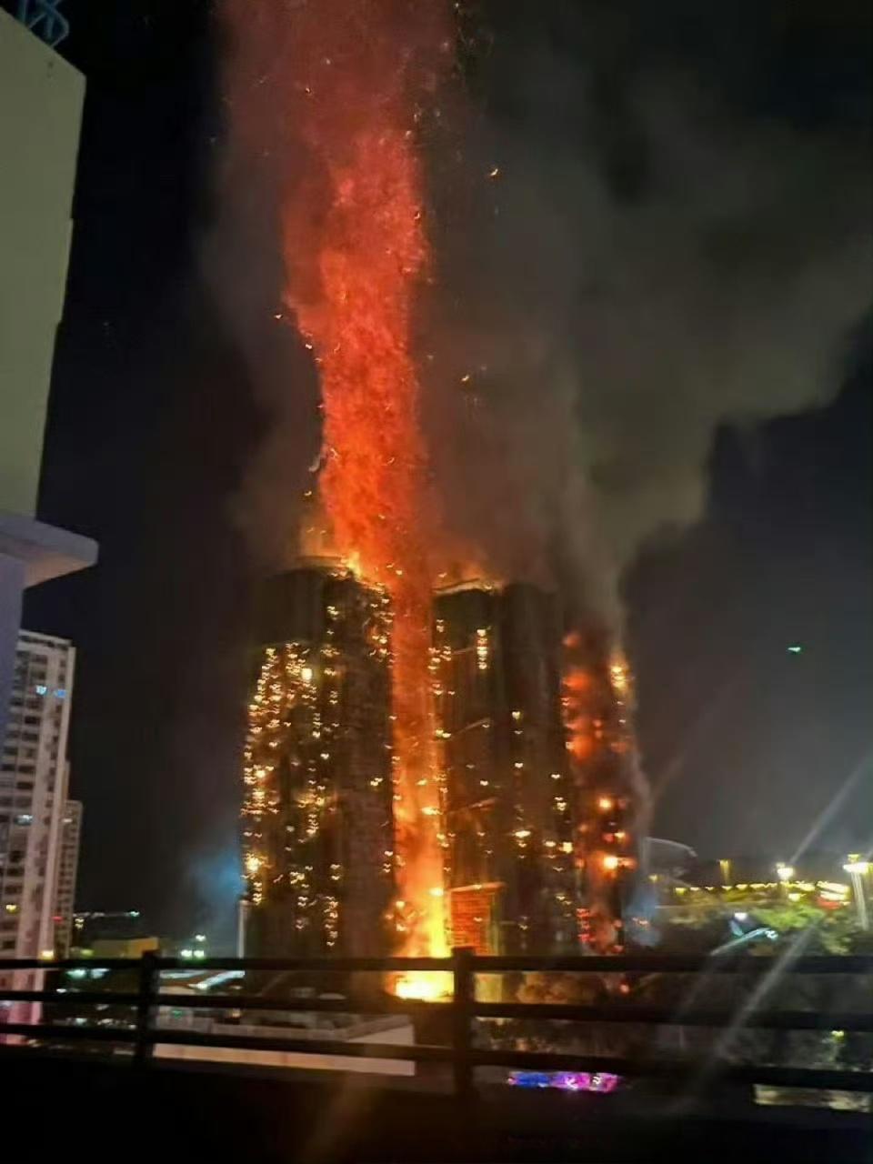 香港这次大火，再一次说明，香港管理比深圳差远了。第一是香港用竹子和易燃尼龙网做脚