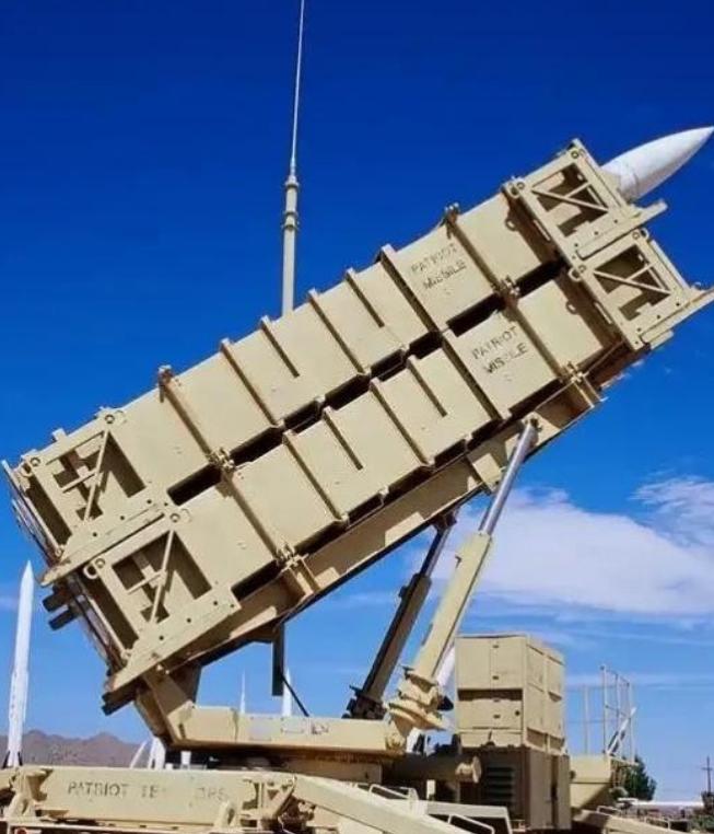 特朗普估计现在很发愁，为啥发愁？因为他手上那笔卖给台湾的110亿美元武器大单，眼