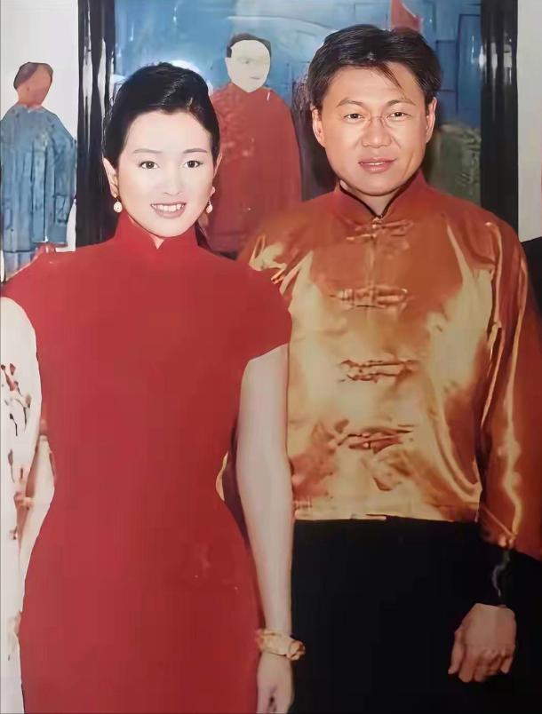 1996年，巩俐嫁给新加坡烟草大王黄和祥，那时31岁的巩俐初婚，满心期待与对方白