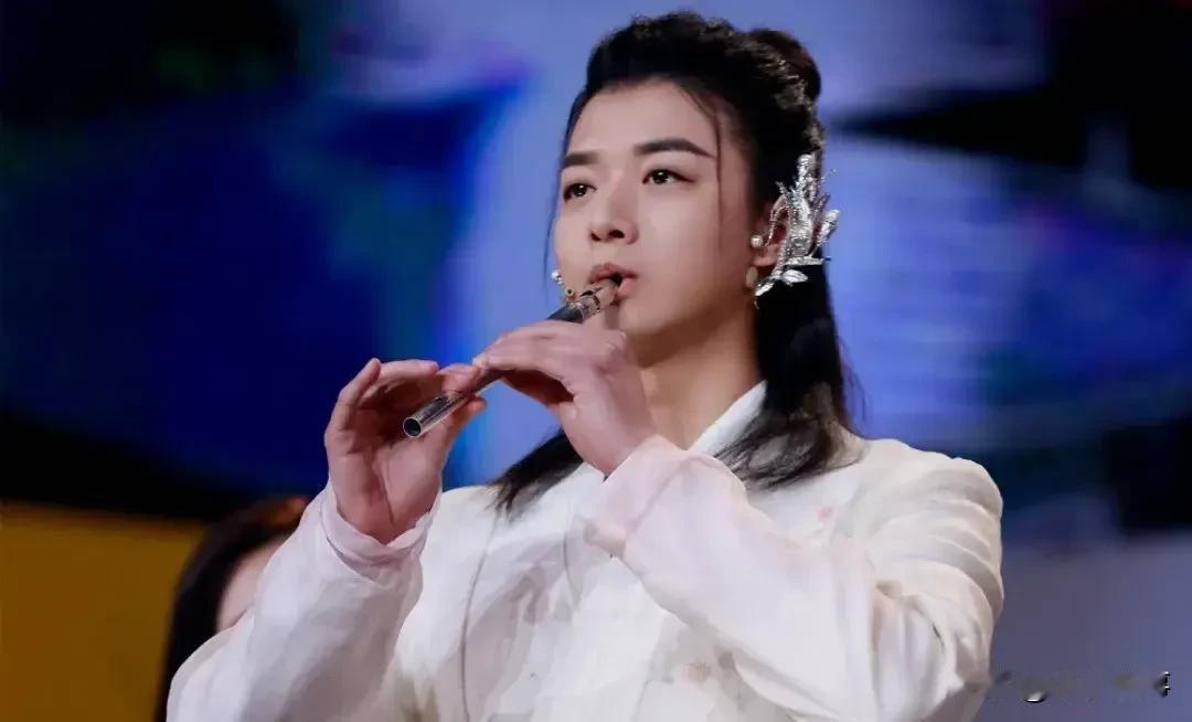 万万没想到陈露再次出面发声，到头来反倒帮霍尊涨了大批粉丝！他俩八年的感情