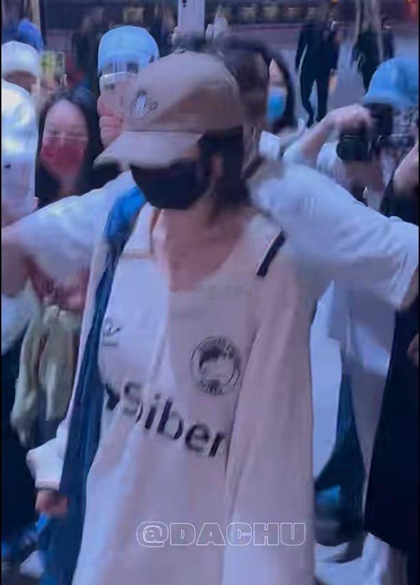 网友偶遇杨幂现身香港疑去看女儿，头发凌乱看着疲惫，内八严重大长腿抢镜​​​