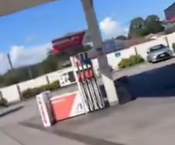 澳大利亚大批加油站关闭，司机抱怨澳洲就像沙特，没事何苦招惹中国？据《悉尼晨锋