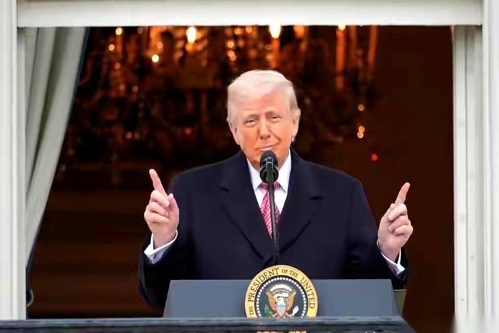 特朗普这番话，不是在白宫说的，也不是在竞选集会上说的。他当着一群沙特投资人的面