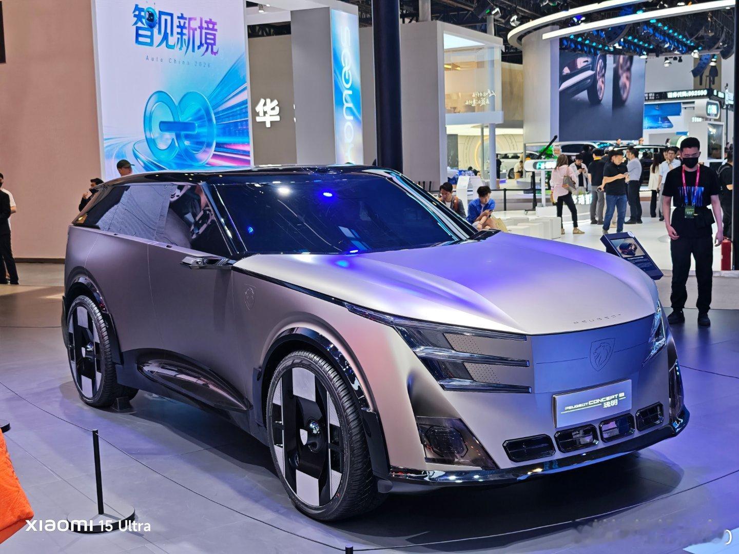 东风标致又来北京车展了，这回带来的概念车挺好看的，就是不知道什么时候能够量产。