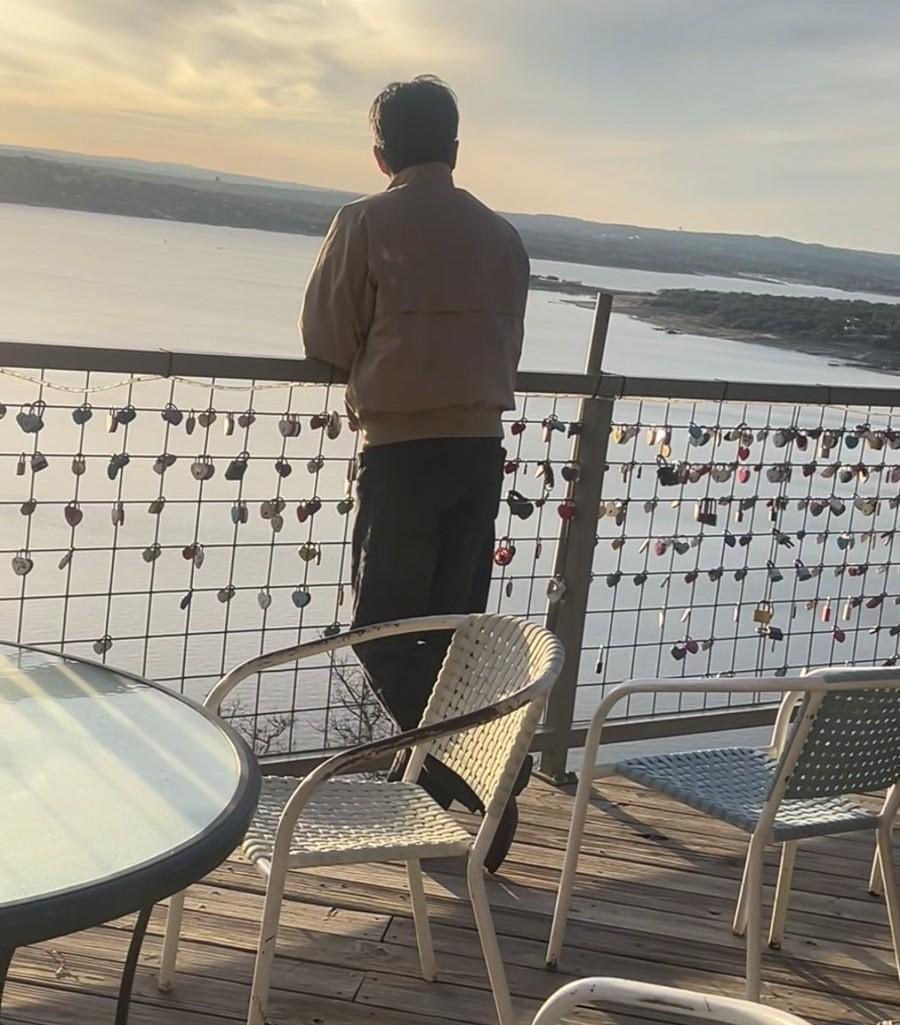 五十岁的汪涵在美国街头被拍，头发紧贴头皮，胡子花白，差点没认出来。这可不是芒果