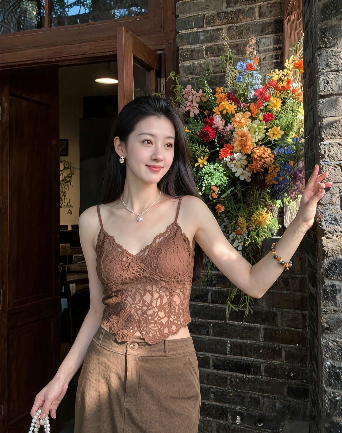 男人最抵挡不住的，是女人温柔有骨、清醒有光的特质。不是一味顺从的软，而