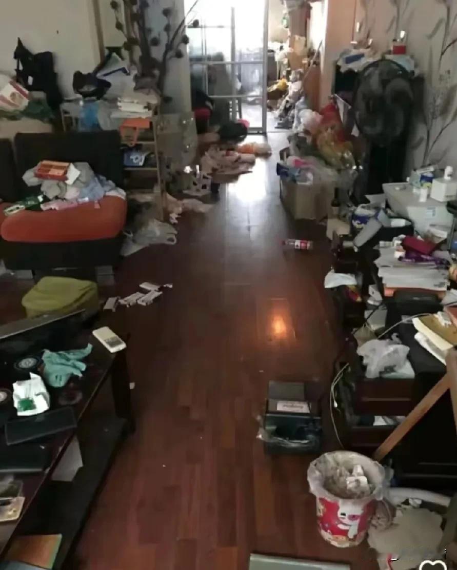 老公的朋友，从来不让我们去他家，有一次我和老公有事必须去他们家，他和我们俩说家里
