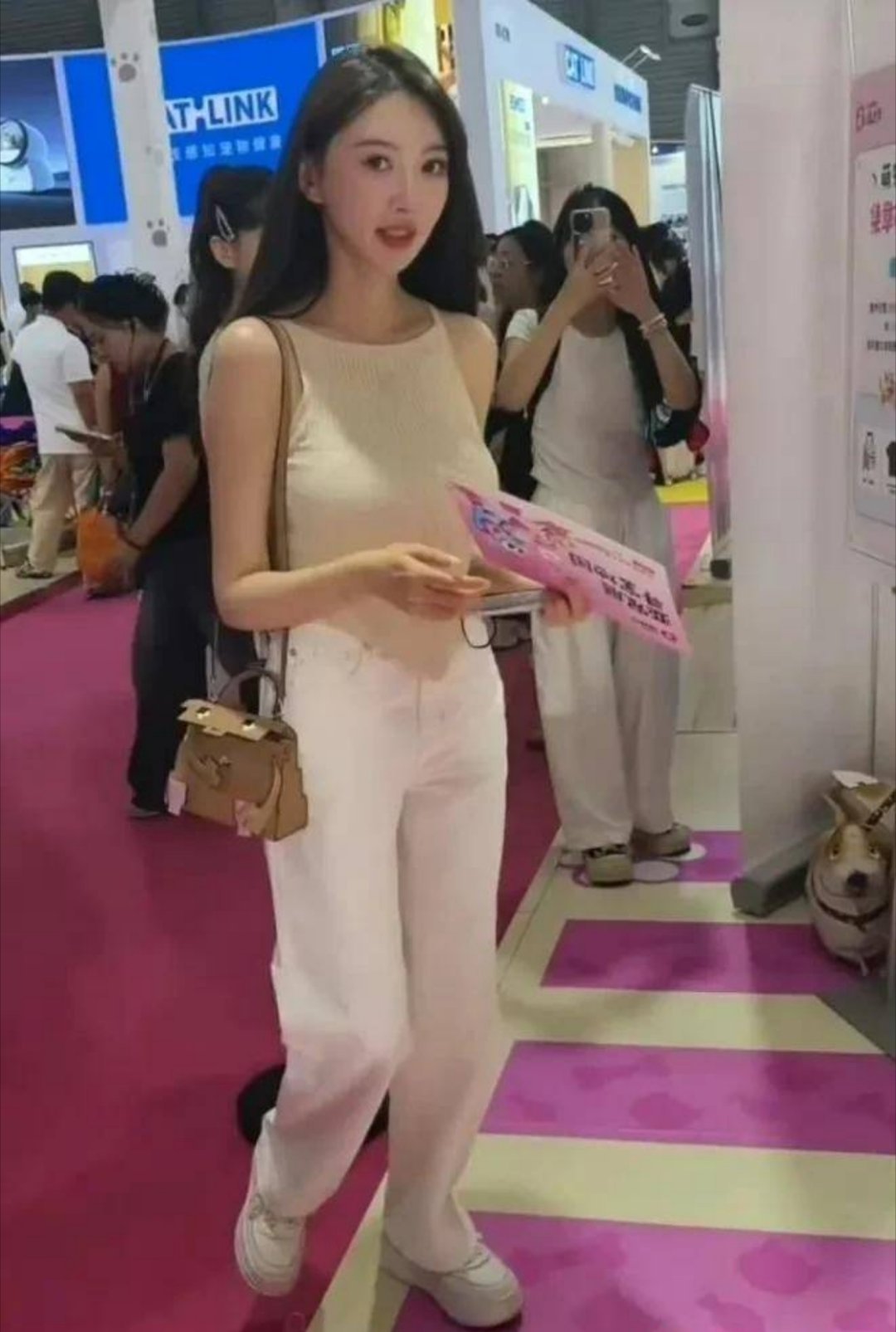 叶珂摔了膝盖明显已经青紫了，隔着屏幕都感觉到疼，也太不小心了吧。