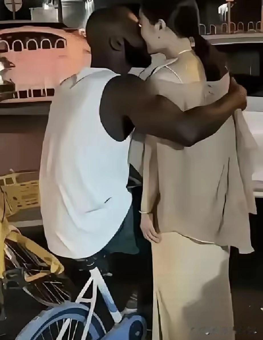 广州街头一名黑人男士与一名二十多岁女孩亲密互动，被路人拍下画面上传网络，引发网友