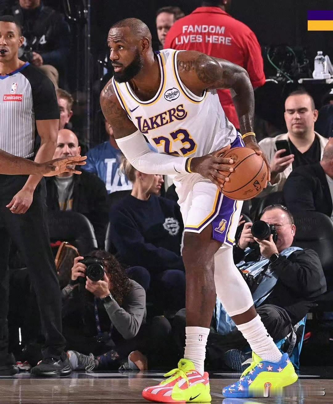 明日詹姆斯将单核带队迎战太阳，能打出怎样的数据？能否战胜太阳？湖人官方刚发布