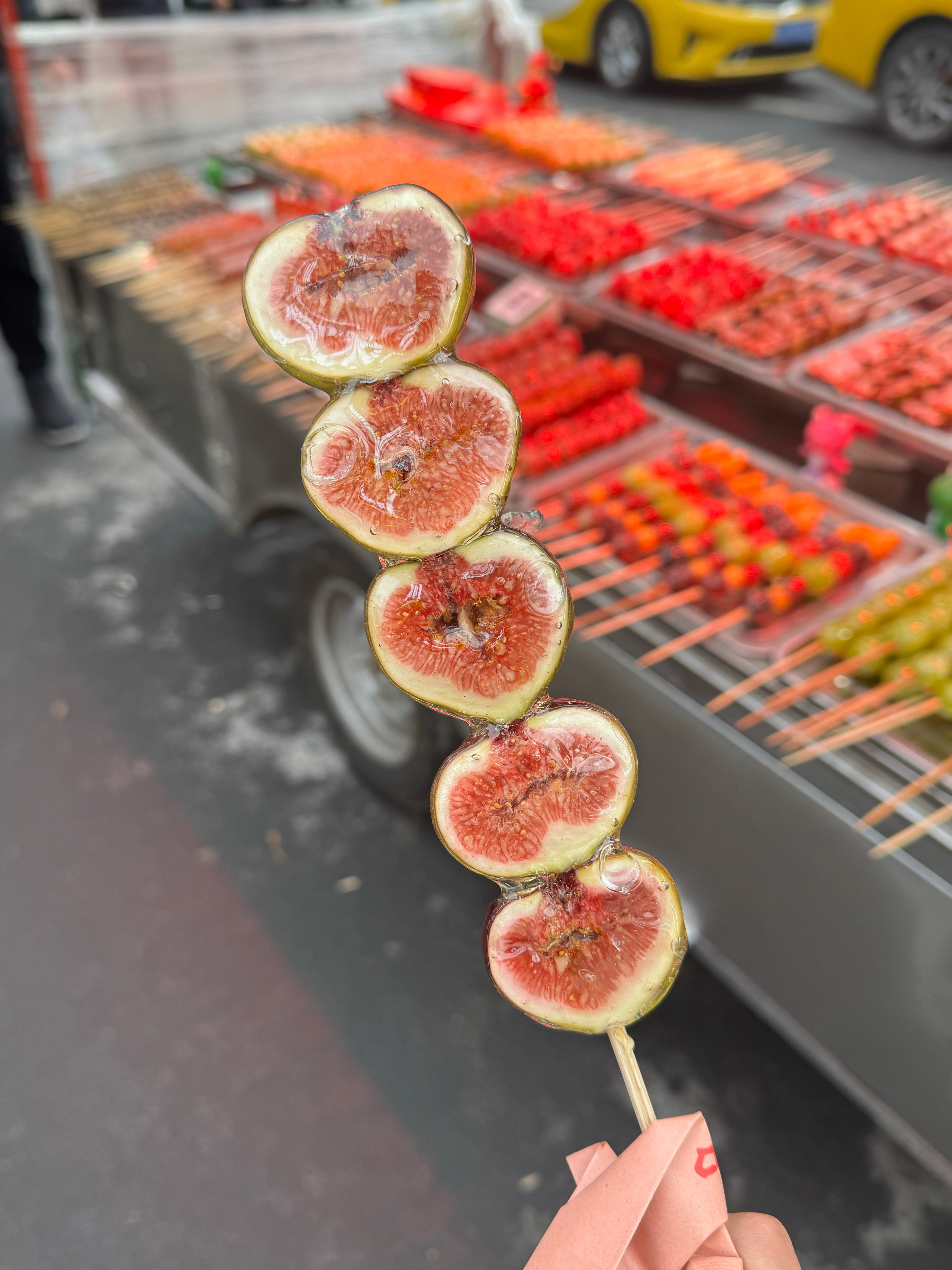 哈哈，抢我糖葫芦吃，嘴唇被糖给刮破了，不能笑