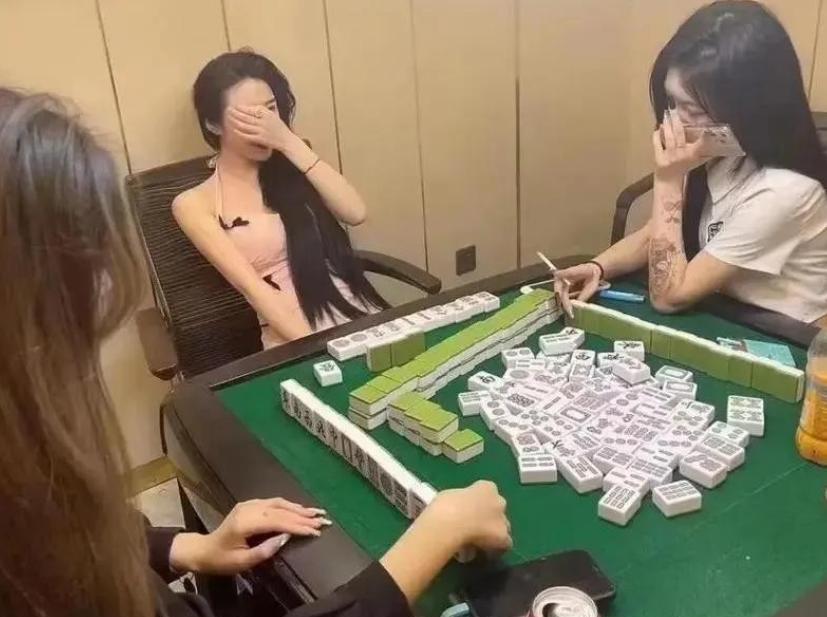 “三缺一，来不来？”这句简单的问话，彻底改变了王女士的人生轨迹。广西的深夜，