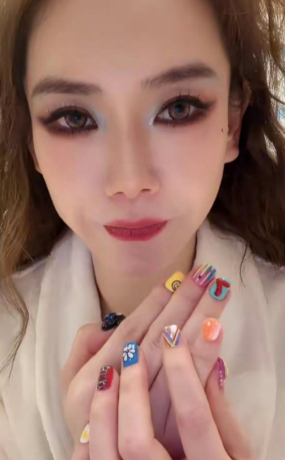 戚薇跨年美甲，她自己说做了6个小时哈哈二看着这美甲很可爱戚薇说这美甲做了6个小