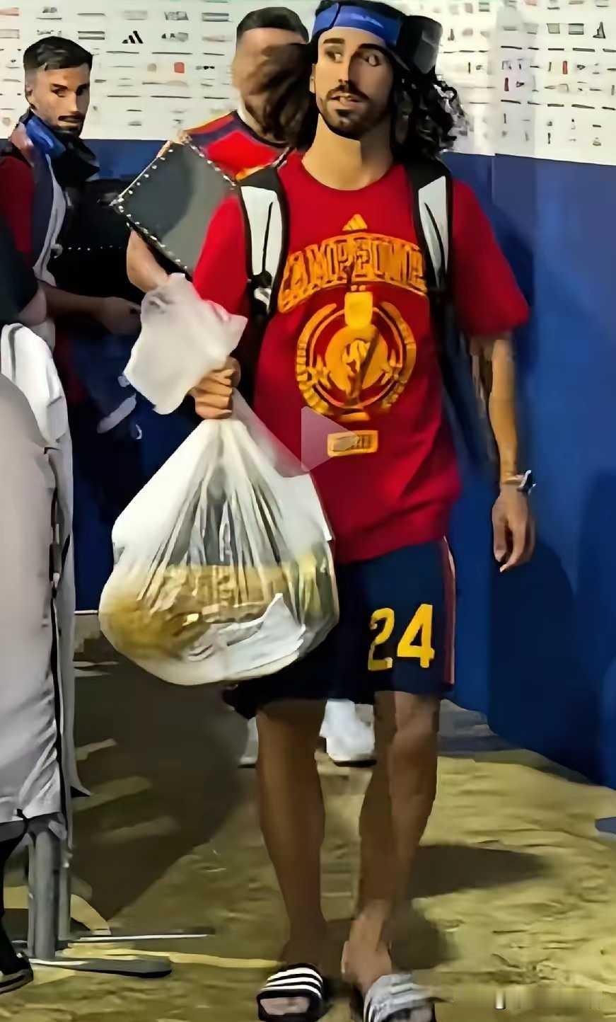 库库雷利亚为啥用个塑料袋来装大力神杯呢？因为他拿的是仿制品，真的在后面足球捧着呢