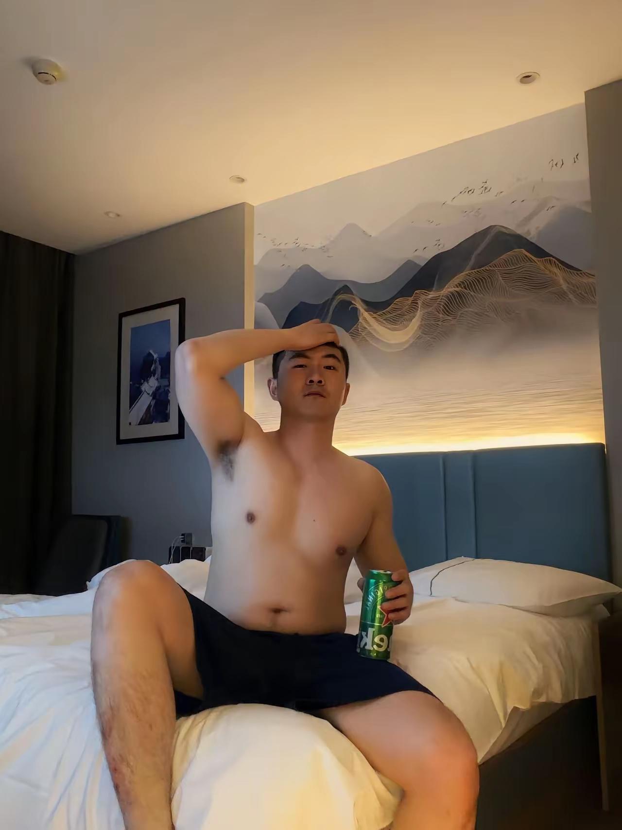 晒图笔记大赛健身房的人突然多了，但最精彩的还是街头“野生版”。咱们走在路上，随便