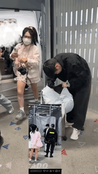 感觉大家是不是都误会粉衣女孩了，看了好几遍视频后，我认为应该是大家当时都在匆匆忙