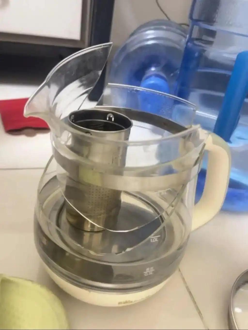 小熊电器近期因养生壶爆炸事件引发广泛关注，其回应及事件要点如下：事件概述9月