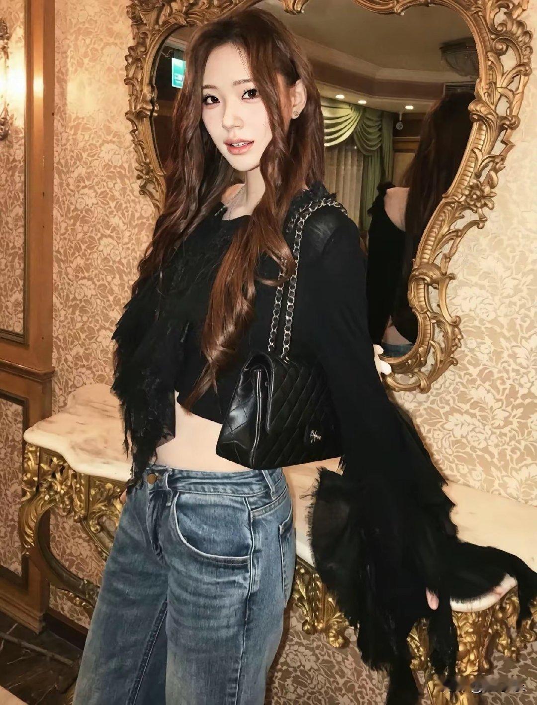 小S的二女儿，终究是长成了她爸爸喜欢的样子，妈妈梦想的样子。​