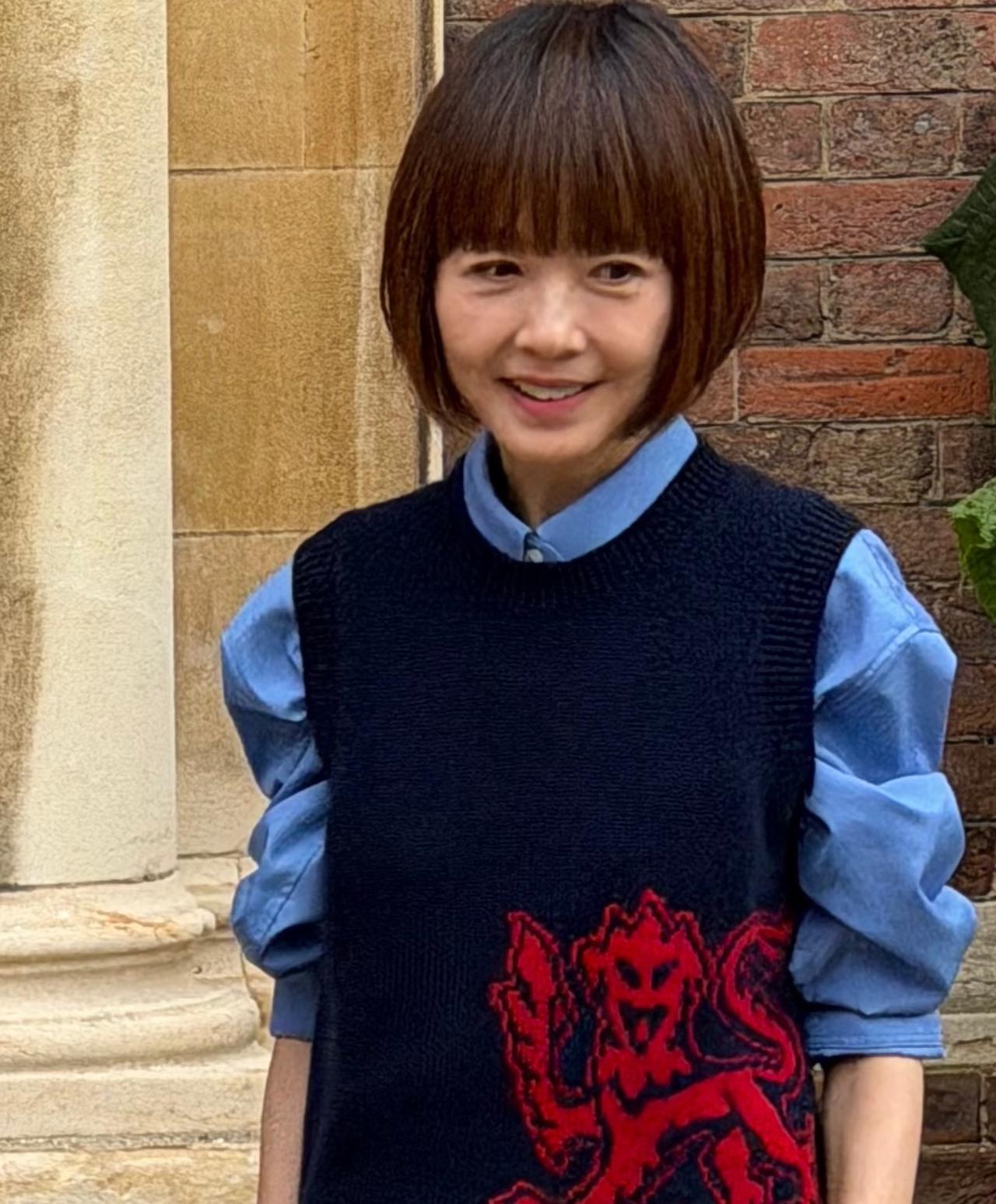 56岁鲁豫现身英国剑桥，原相机下真实状态曝光眼袋很大，太瘦了完全撑不起来衣服。