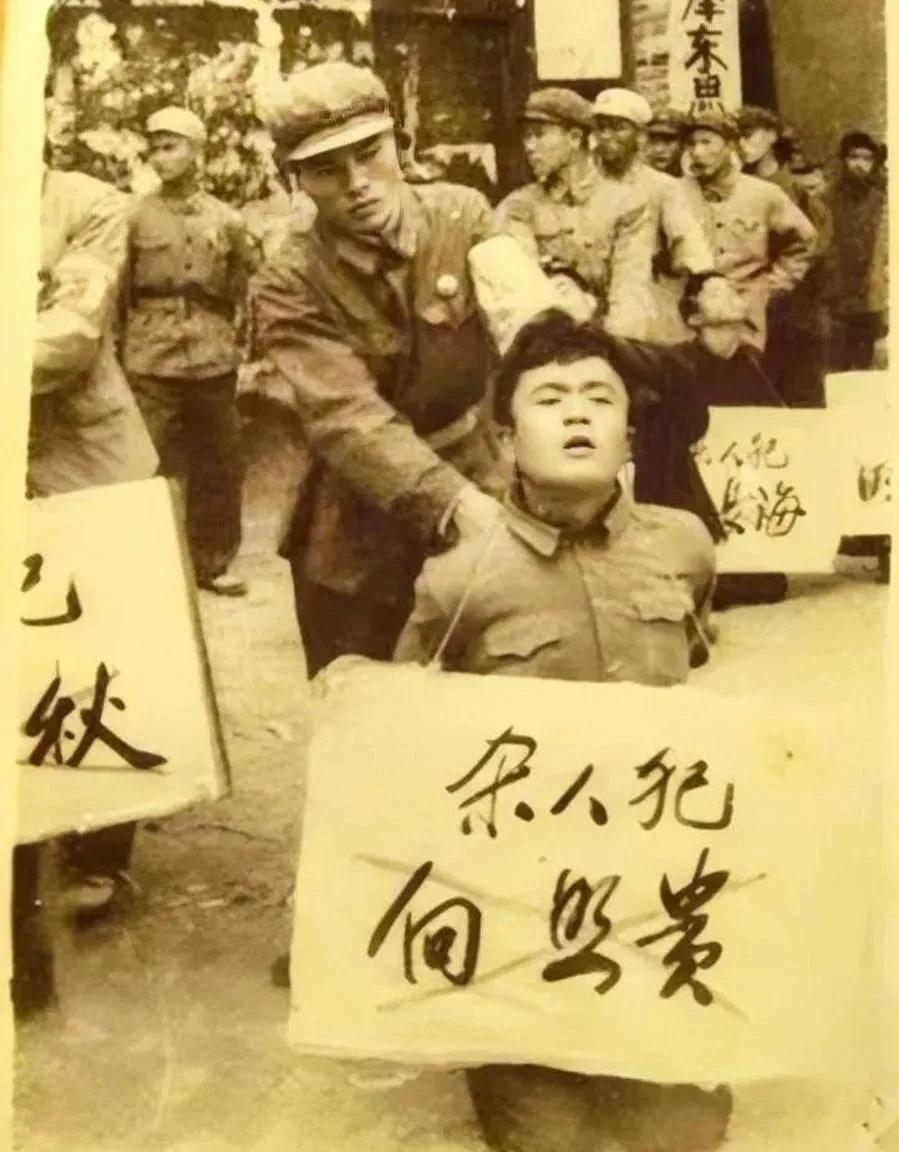 1969年的一天，在数万名群众的见证下，某地一大批罪犯在公审大会上被判处死刑，他