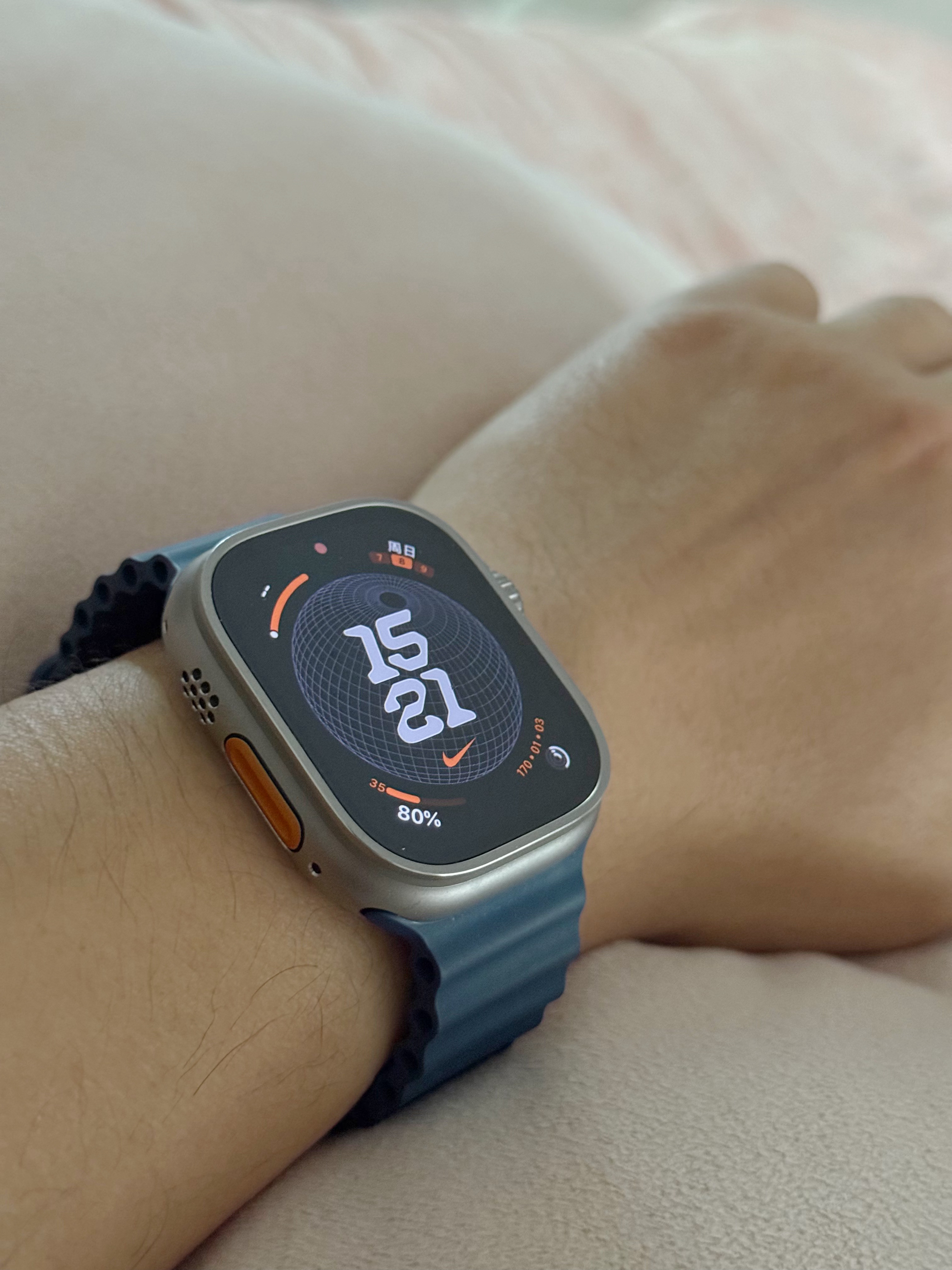 AppleWatchUltra是真不适合睡觉戴，又大又硌。刚睡了个午觉，戴