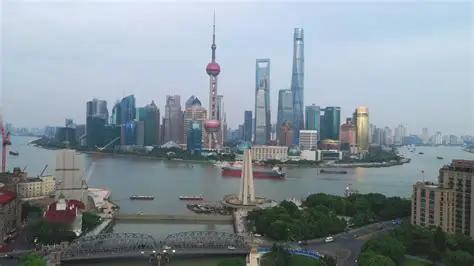半年报披露收官之后，券商股的前十大流通股东名单出现了一个少见的现象。以往头部券商