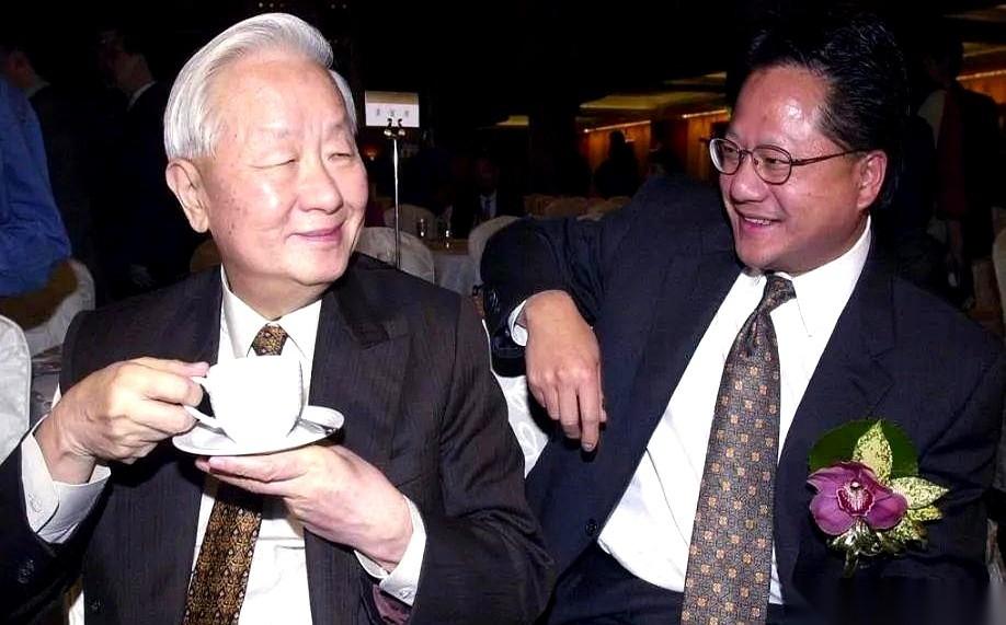 黄仁勋和两位白发老人同框的照片一出，全网都像被按了暂停键。不是因为谁的名气，而是