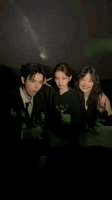 真是人生如戏，全靠演技镜头前，杨超越和马思纯亲密同框，都面带微笑的看着镜头，一