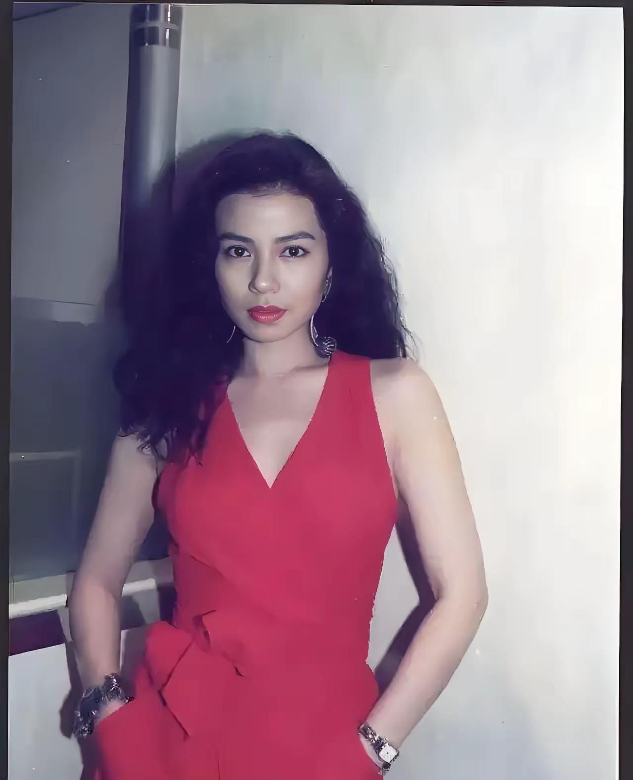 那晚，大富豪朱家鼎向港姐钟楚红求婚，钟楚红说：“结婚可以，但你得答应我一个条件。