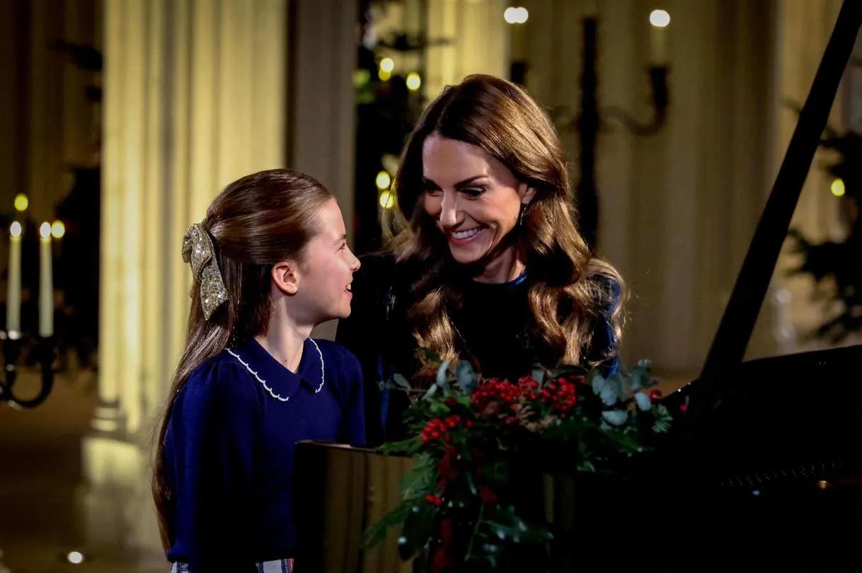 太惊艳了。圣诞节，凯特王妃和夏洛特公主表演了钢琴合奏。母女二人举止优雅，容颜