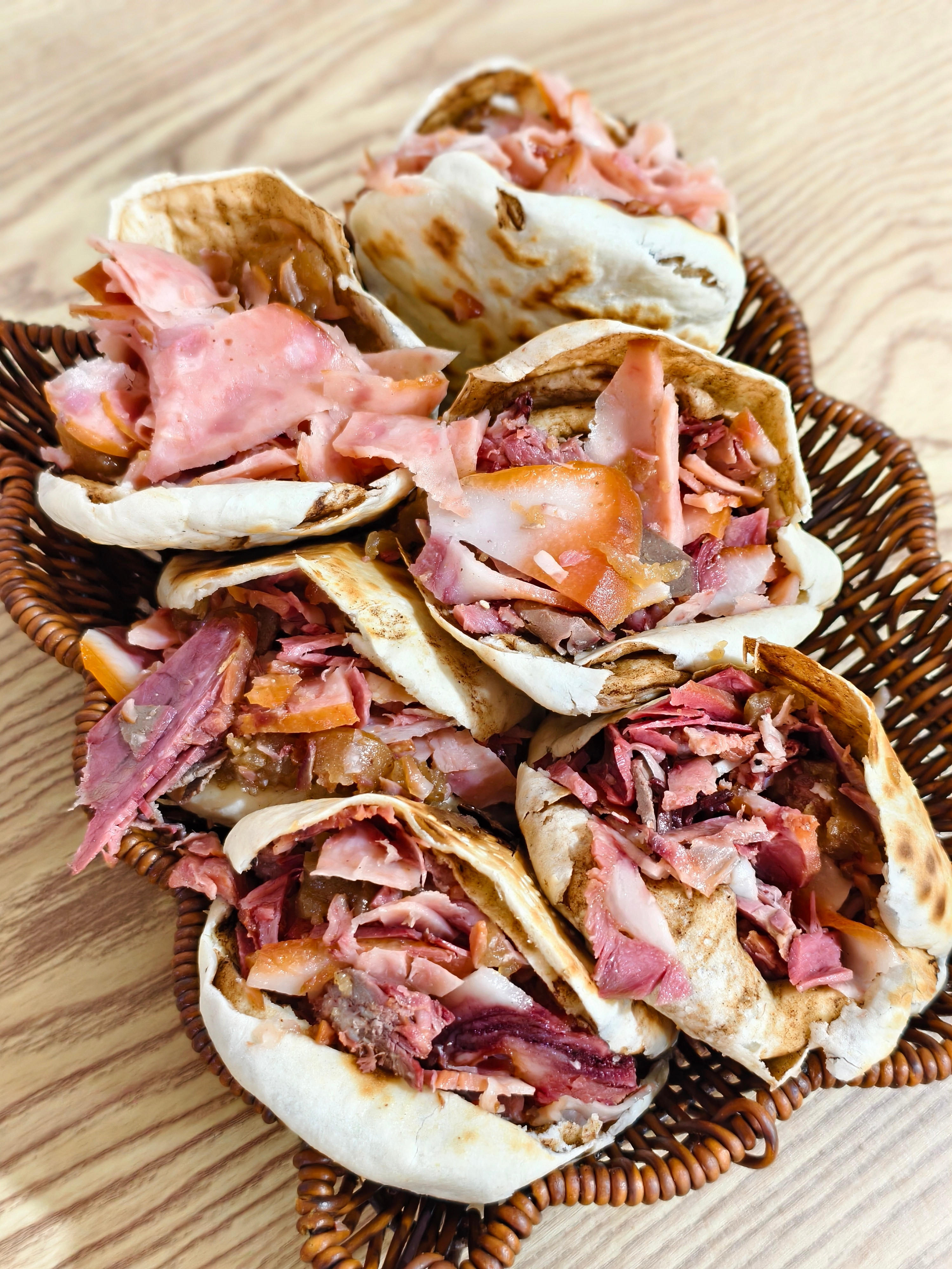 四个猪头肉的，两个肉肠的一共26块钱。。。他家这个烧饼不错，吊炉麻酱烧饼，刚出锅
