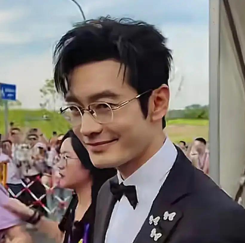 重庆永川简直要热炸了！38度高温下，黄晓明西装革履从车上下来，这气度没谁了！不过