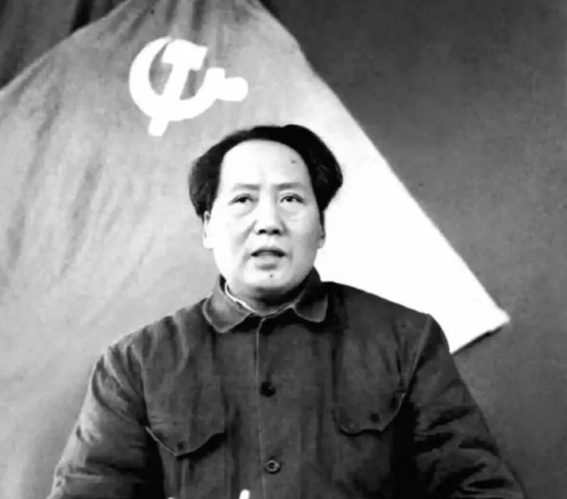 有一次，一位西方记者采访毛主席，问了一个让众人为难的问题，“主席先生，新中国建立