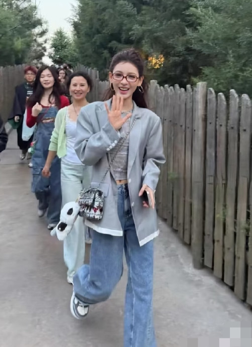 路人镜头下的张予曦，她好瘦、脸好小，颜值挺一般……张予曦个子高，又特别瘦，所