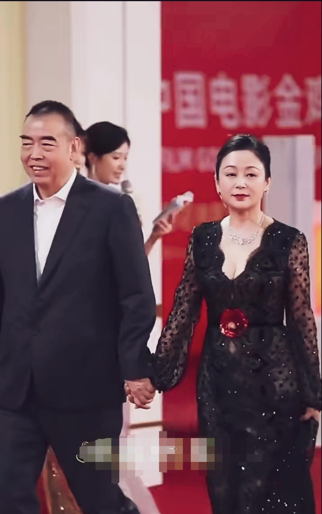 陈凯歌牵手夫人陈红走红毯，黑色礼服的陈红高贵典雅！雍容华贵，皮肤白里透红。两口子