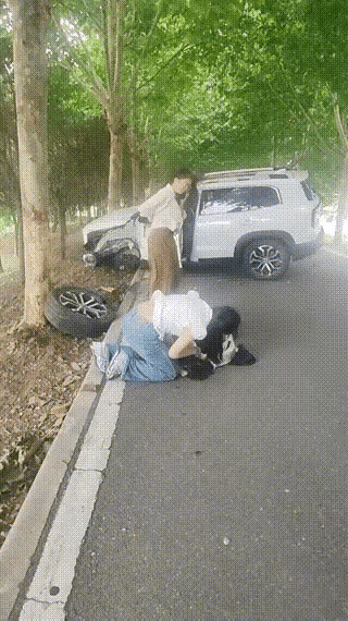 这车祸真是够惨烈的了，车轮胎都撞掉了，感觉应该是撞在树上了，人是被撞出来的，还是