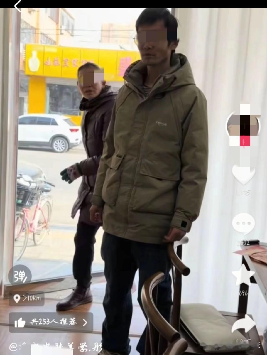 最近河北这对到处找对象的母子火了，母亲带着40多岁的儿子，在文安县城的步行街，看