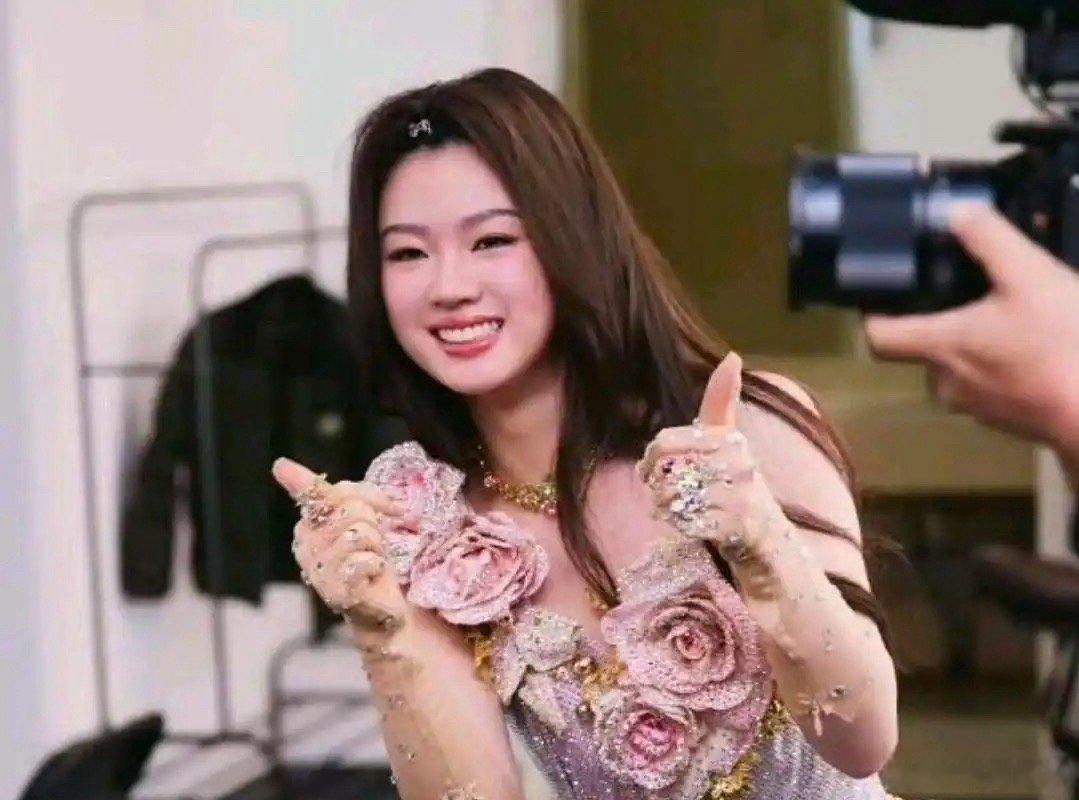 单依纯单依纯饭后晕碳秒变慵懒小猫咪！网友：这才是打工人真实状态。​